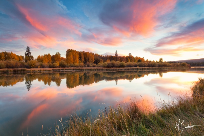 I set out this fall to explore a handful of new fall color locations. Excitedly I headed east towards Bend  after finding out I had been excused from jury duty. I spent an perfect fall day walking along the Deschutes River Trail hoping to find fall color in the aspen groves, needless to say I was not disappointed. What began as an almost cloudless day quickly changed about a hour before sunset. The result: double fall color along the Deschutes.